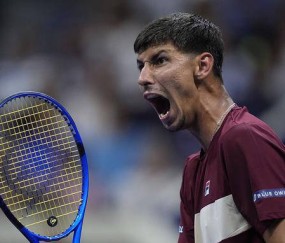 NG SPORTS-德约科维奇迎来十赛季出色发挥，西班牙队观众热烈欢呼！上演精彩一战(德约科维奇最新比赛动态)