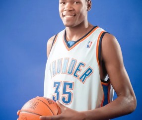 NG体育-关于杜兰特回归赛场，突破纪录首场状态亮眼，加拿大队观众沸腾！的信息