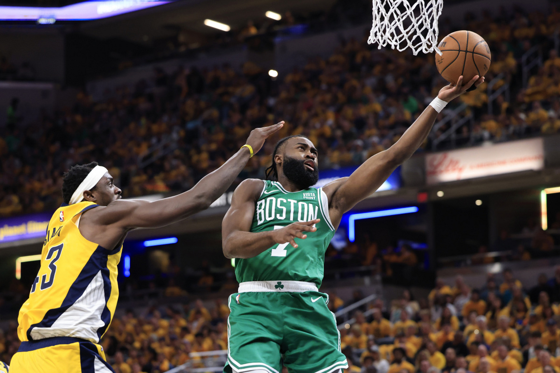 塔图姆在雄鹿比赛中大比分获胜，比赛局势复杂引发热议！全场沸腾不已的简单介绍